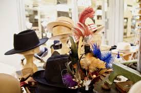 De l'alimentation aux produits de santé et d'hygiène, zoomalia propose les meilleures marques de croquettes chiens, croquettes chats, de litière pour chat , d' aquariums, d' accessoires et jouets pour chiens, chats ou rongeurs disponibles sur le marché : Handgefertigte Hute Neu In Der Galleria Passagenviertel