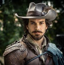 Santiago Cabrera: Vagabond life has shaped actor's style