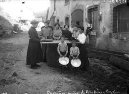 Ouvrieres De L Usine De Brignac A Royeres J B Boudeau Bfm Limoges Www Boubeau Bm Limoges Fr Limoges Photographe Mariage Limousin