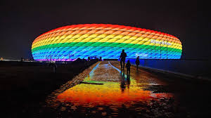 Zudem tragen beide spielführer die kapitänsbinde in regenbogenfarben. Munchen Schimpft Auf Uefa Entscheidung Zu Regenbogen Arena