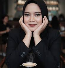 Which verb tense is correct in the sentence: She ______ a wonderful time at  the party last night?