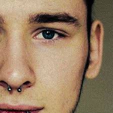 One type of injury to the septum is when a hole develops in it. Septum Piercing Stechen Lassen Kosten Risiken Heilung