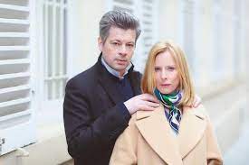 Ève découvre qu'henri la trompe avec tina, l'institutrice de leur fils. Les Apparences Critique Et Bande Annonce
