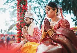 Best Wedding Photographers In Kolkata For Some Picture Perfect Portraits Best Wedding Photographers Indian Wedding Couple Couple Portraits