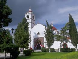 These symbolize the three volcanoes around santiago, which are believed to protect the town. Santiago Apostol Parish Tequixquiac Wikipedia
