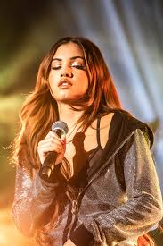 In 2018, she had her breakthrough with finders keepers, peaking at number eight on the uk singles chart.her debut studio album, high expectations (2019), entered the uk albums chart at number three and was certified gold. File Mabel 42371 Jpg Wikimedia Commons