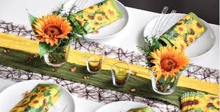 Sehr Schone Tischdekoration Fur Den Herbst In Grun Und Gelb Mit Sonnenblumen Alle Artikel Herbstliche Tischdekorationen Herbstliche Tischdeko Tischdekoration