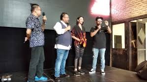 He proposes to her, but her brother, a muay thai champion, doesn't want her to marry him. Tayangan Media Bikers Kental 2