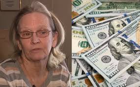 Mujer devuelve 280 mil pesos que encontró, la policía le regala carro|  Telediario México