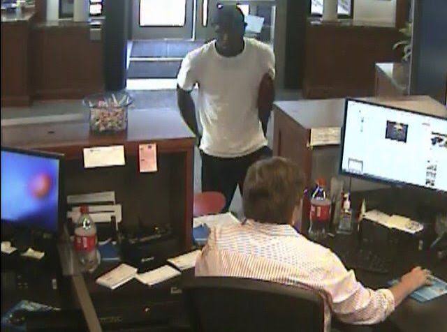 Police looking for suspect in south St. Louis bank robbery