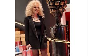 Звездный фотограф роман родин показал в instagram, как выглядела молодая певица лариса долина до того, как перенесла пластическую операцию на лице. 65 Letnyaya Larisa Dolina Stala Hudoj I Molodoj Posle Plastiki Privet Rostov Ru Glavnye Novosti Rostova I Rostovskoj Oblasti