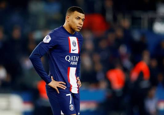 Mặc tranh chấp, Mbappe vẫn chúc mừng PSG vô địch Champions League.