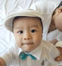 Tiny hands, big heart 🫶🏻 Can't handle the adorableness of my 9 months old  🤎