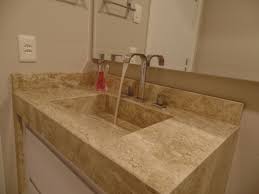 Bancada Em Travertino Com Cuba Esculpida E Pe Lateral Em Acabamento 45 Graus Banheiro Travertino Decoracao Banheiro Azulejo Banheiro