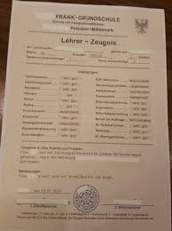 Schuljahres auf den hauptschulabschluss hinauslaufen, werden die entsprechenden kinder in neuen klassen zusammengesetzt und erhalten einen abschlussintensivierten unterricht, der insbesondere auf die lehrstellenfindung und auf die vorbereitung der projektprüfungen und der abschlussprüfungen abzielt. Zeugnis Lehrer Als Abschiedsgeschenk Zeugnis Lehrer Als Abschiedsgesche Abschiedsgeschenk Lehrer Geschenke Zum Abschied Abschiedsgeschenk Lehrerin Grundschule