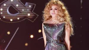 Raymix y paulina rubio llevan 'tú y yo' y su famoso reto de redes sociales al escenario de los premios billboar. Entrevista Paulina Rubio Presume De Su Vestido De Campanita En Los Premios Billboard 2020