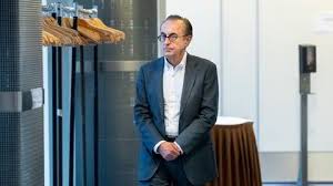 En rekke advokater har kommet på banen for å skyve ut ingebrigtsens sykmeldte forsvarer, advokat tor kjærvik. Advokater Emneside Dn