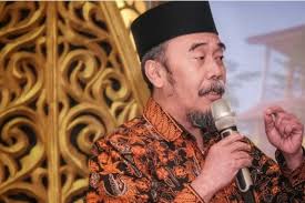 Dia mengawali kariernya sebagai wartawan di harian umum suara merdeka semarang, jawa tengah. Zbmmlhbwi2ytpm