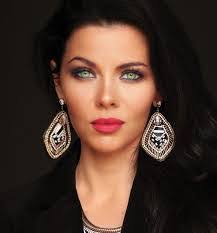 Lela Weiss's Instagram, Twitter & Facebook