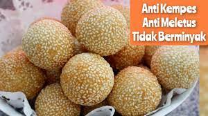 Cara bikin onde onde kenyal ,hanya dengan takaran sendok. Sesame Balls Filled With Coconut Onde Onde Wijen Isi Unti Kelapa Enak Garing Luar Empuk Dalamnya Youtube