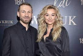 Martyna wojciechowska to znana podróżniczka, dziennikarka oraz prezenterka. Martyna Wojciechowska Wziela Tajny Slub Pokazala Obraczke Super Express Wiadomosci Polityka Sport