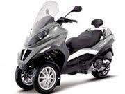 Maxi Scooter Piaggio Les Maxi Scooters Piaggio En 200 Cm3 250 Cm3 400 Cm3 Et Cm3 Les Maxi Piag Motorcycles And Scooter Car Accessories Vehicles