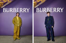 紫色的魅力渲染上首尔圣水洞！ Burberry Streets 移师到首尔打造花瓣迷宫Seongsu Rose 快闪店。 - Iconicmen