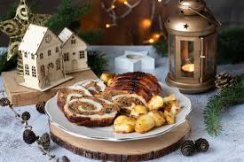 Servite il rotolo di tacchino accompagnato con un'insalata mista, patate al forno o verdure saltate in padella… i vostri ospiti ne rimarranno conquistati! Rotolo Di Tacchino Con Salsiccia Prugne E Mele Profumo Di Cannella E Cioccolato