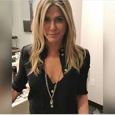 From chiselling your jawbones to slimming your jawline. 12 Hairstyles For An Instantly Slimmer Looking Face No Botox Or Fillers Needed The Singapore Women S Weekly