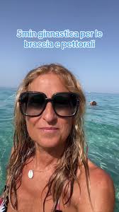 Esercizi di acquagym per tonificare braccia e pettorali