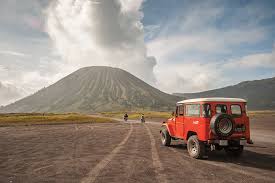 Jeep lautan pasir Bromo Tengger off-road kaldera kawah rute wisata
