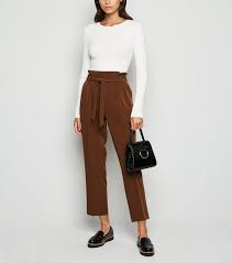 Choisissez ce pantalon 5 poches en tissu stretch marron foncé diane laury (20 en stock à 69,95€ au 17/03/21) livraison et retours gratuits. Pantalon Marron Fonce A Taille Haute A Plis New Look