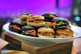 Recette De Mini Burgers Light Au Saumon Et A La Creme D Avocat Recette Creme D Avocat Recettes De Cuisine Recette A Base De Saumon