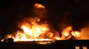 Het begon als uitslaande brand in één loods, maar die sloeg later over op meerdere hallen. Grote Brand Op Autosloperij In Uden Nos