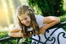 Elegante acconciatura da bambina per la comunione . Pettinature Per Prima Comunione Con Capelli Lunghi Blogmamma It