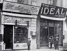 Los Vecinos Locales De M Artigas Y The Idealshoe Competian En La Calle Ahumada Por Captar La Atencion De Los Cli Santiago De Chile Imagenes De Chile Santiago