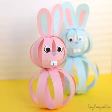 Des petits poissons à décorer avec un demi roule. 30 Bricolages De Paques Faciles Pour Enfants Journal De Maman