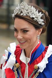 Con il suo diadema dell'incoronazione, Kate Middleton ha scritto la storia.  Ora, la designer che l'ha creato rivela com'è stato davvero lavorare con la  futura regina