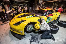 Arret Aux Stands Pour La 64 Corvette Racing Corvette C7 R Jordan Taylor Oliver Gavin Tommy Milner 24 Heures D Chevrolet Corvette Stingray Le Mans Jordan