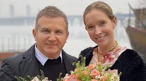 Всі чоловіки лише мріють, щоб їх позбавили від обов'язків »(сміється). Katya Osadcha Pokazala Ridkisni Foto Cholovika Ta Sina Novini Shou Biznesu 24 Kanal