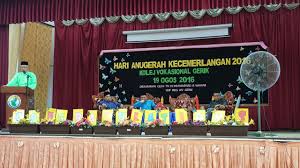 Sya telah terpilih sbb sya dpt no.1 dlm kls msa percubaan upsr.hari itu ialah hari yg pling bahagia buatku.msa ari tu rmai org dtg.semasa sya naik pentas bersama ibu kesygan sya. Hari Anugerah Kecemerlangan 2016 Laman Sesawang Rasmi Kolej Vokasional Gerik Kvg