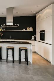 moderne keuken met eiland in de kleur hoogglans wit voorzien van keramiek werkblad en neff apparatuur keuken met eiland moderne keuken witte hoogglans keuken
