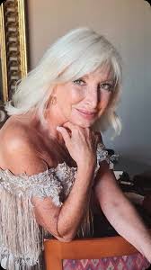 Tan glamorosa @monica.corrado.733 , tan exquisita , tan excéntrica y sobria  a la vez… no alcanzan los adjetivos para describir tan bella mujer, me  encantó elegir este diseño ; porque sos vos ! Ese ...