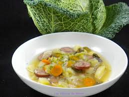 La Soupe Au Chou Et A La Saucisse Soupe Au Chou Idee Recette Soupes