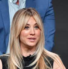 Kaley Cuoco Is Having A Me Party And Only Her Rock Hard Abs Are Invited In 2021 Kaley Cuoco Hair Long Layered Hair Haircuts For Long Hair With Layers