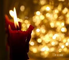 19 Decembre Enfin Je Peux Me Laisser Aller A L Esprit De Noel Je Suis Encore Au Travail Mais Je Me Consacre Un Peu A L Candles Birthday Candles Taper Candle
