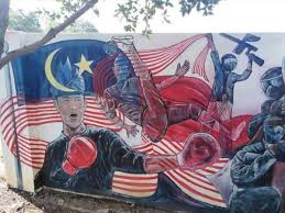 Anak bulan dan bintang pecah lima tanda agama islam, agama rasmi negeri. Lukisan Mural Gabungan Jalur Gemilang Bendera Melaka