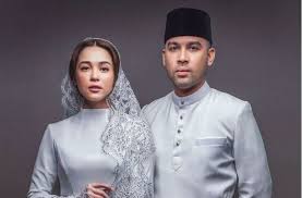 Dia yang merahsiakan perkahwinannya tersebut telah menjadi tumpuan. Kecoh Suami Emma Cium Chacha Maembong Tak Tahu Hukum Halal Haram Bab Faraid Pun Tak Selesai Lagi Dah Keluar Batas Aurat Pula Sensasi Mstar