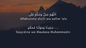 Jadi saat ada yang menyebut nama rasulullah kita diharuskan untuk membaca shalawat. Lirik Sholawat Allahumma Sholli Wa Sallim Ala Tulisan Arab Latin Dan Terjemahan Surya