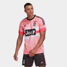 Beim ersten spiel von weltfußballer cristiano ronaldo im trikot von juventus turin setzt sich der weltstar. Adidas Juventus Turin Human Race Trikot Rosa Adidas Deutschland